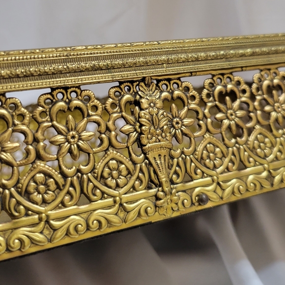 Tissue Box - Vintage filigree Brass Golden Tissue Box - Hollywood Regency - Picture 7 of 9